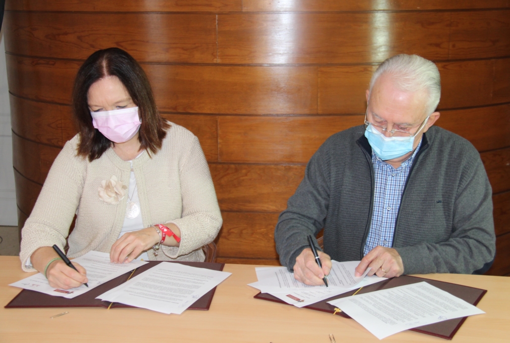 Firmada la renovación del convenio de colaboración entre el Ayuntamiento de Alcázar y la Asociación Coros y Danzas