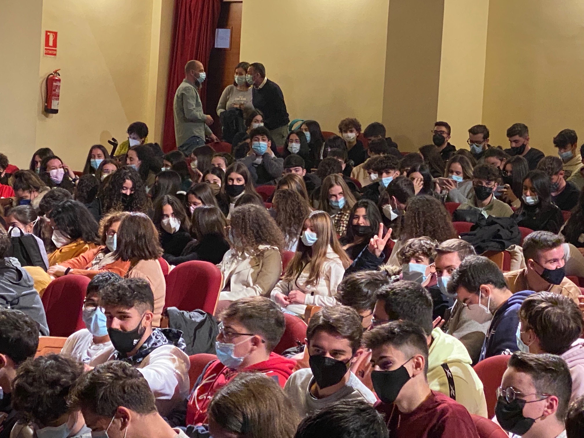 Escolares de los Centros de secundaria de Alcázar y de localidades cercanas se dan cita en el teatro en la representación de Bodas de Sangre