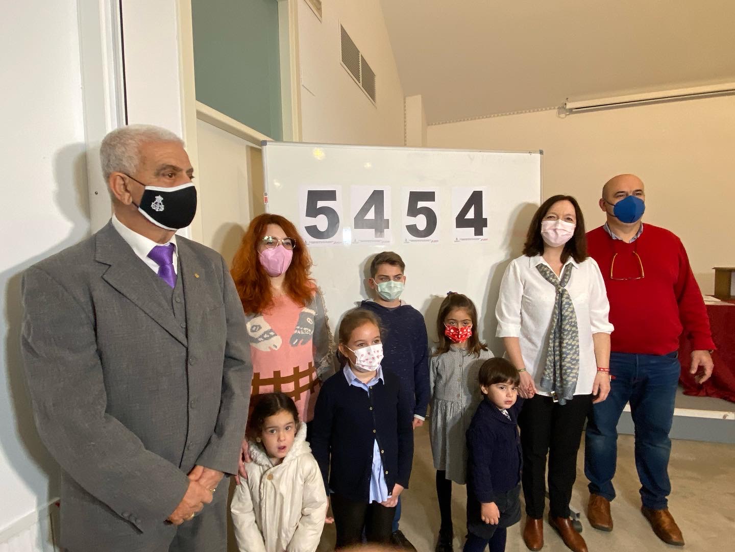 El 5454, número ganador de la Gran Cesta de Navidad de la Cofradía del Santo Entierro