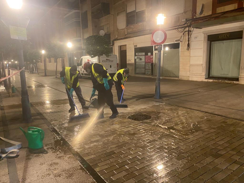 El ayuntamiento aplica tratamiento antideslizante en la calzada de la Castelar