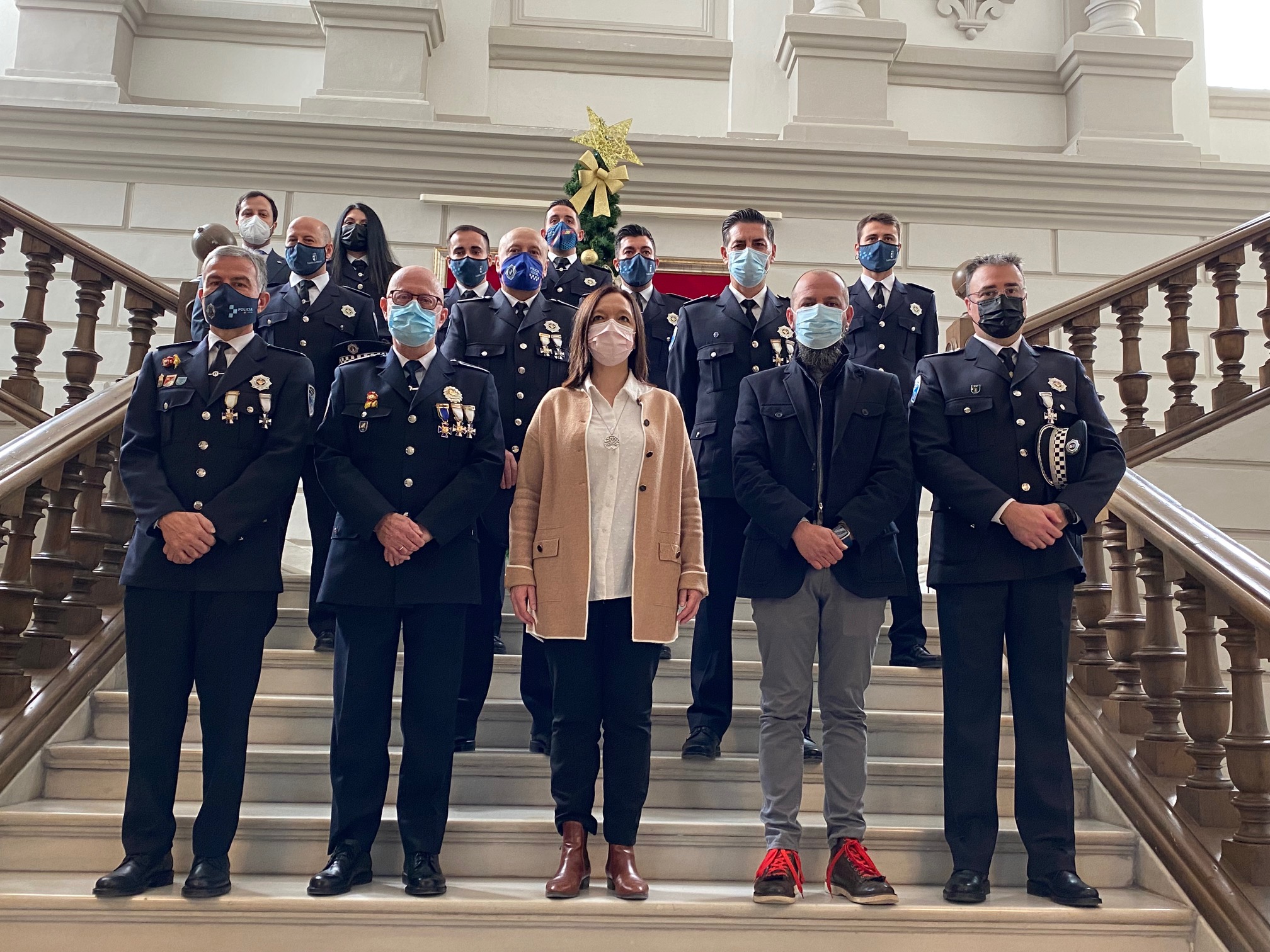 La alcaldesa preside el acto de reconocimiento y de bienvenida a agentes de la Policía Local