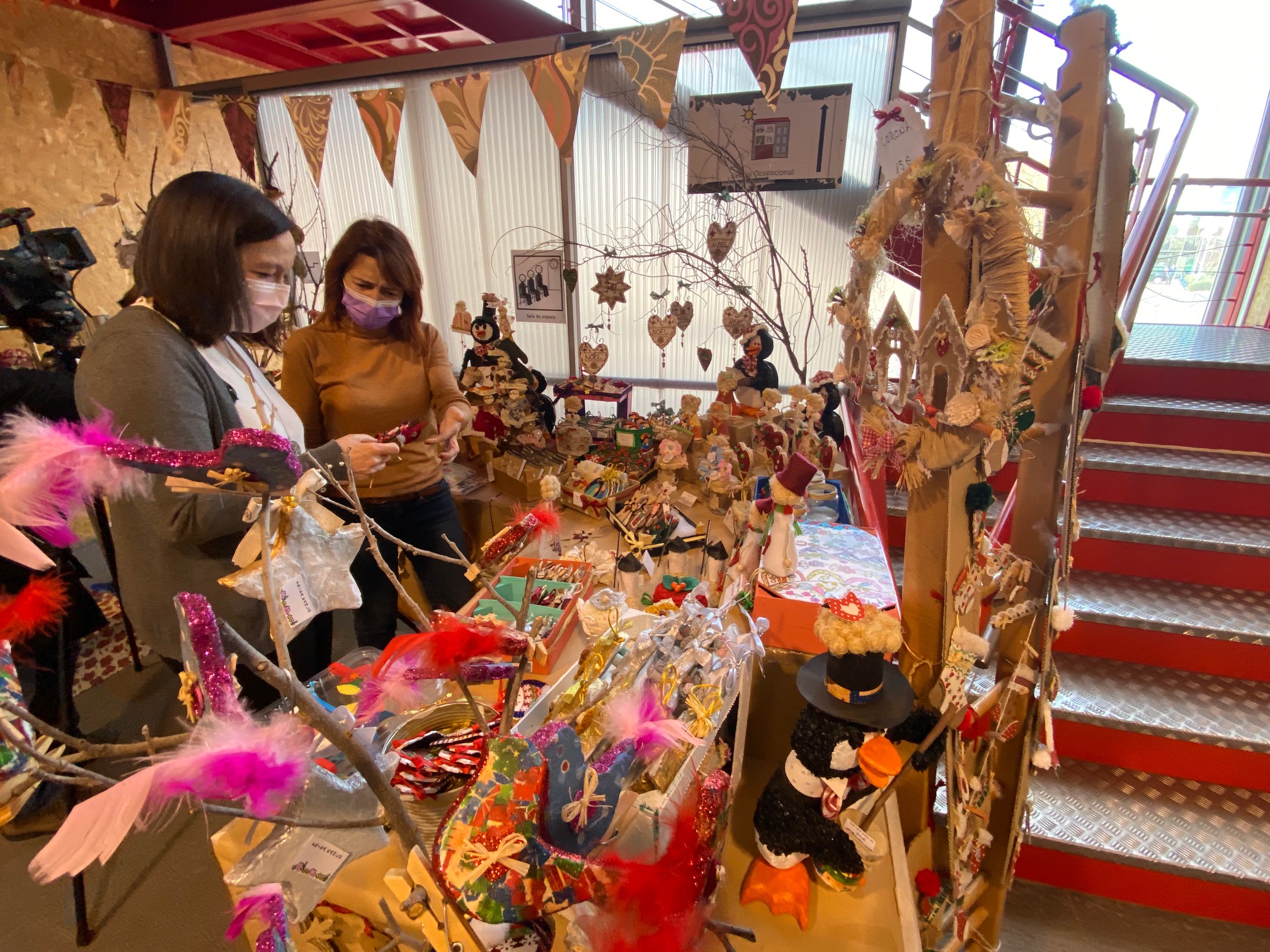 La alcaldesa visita el mercadillo navideño del Centro especial Frida Kahlo