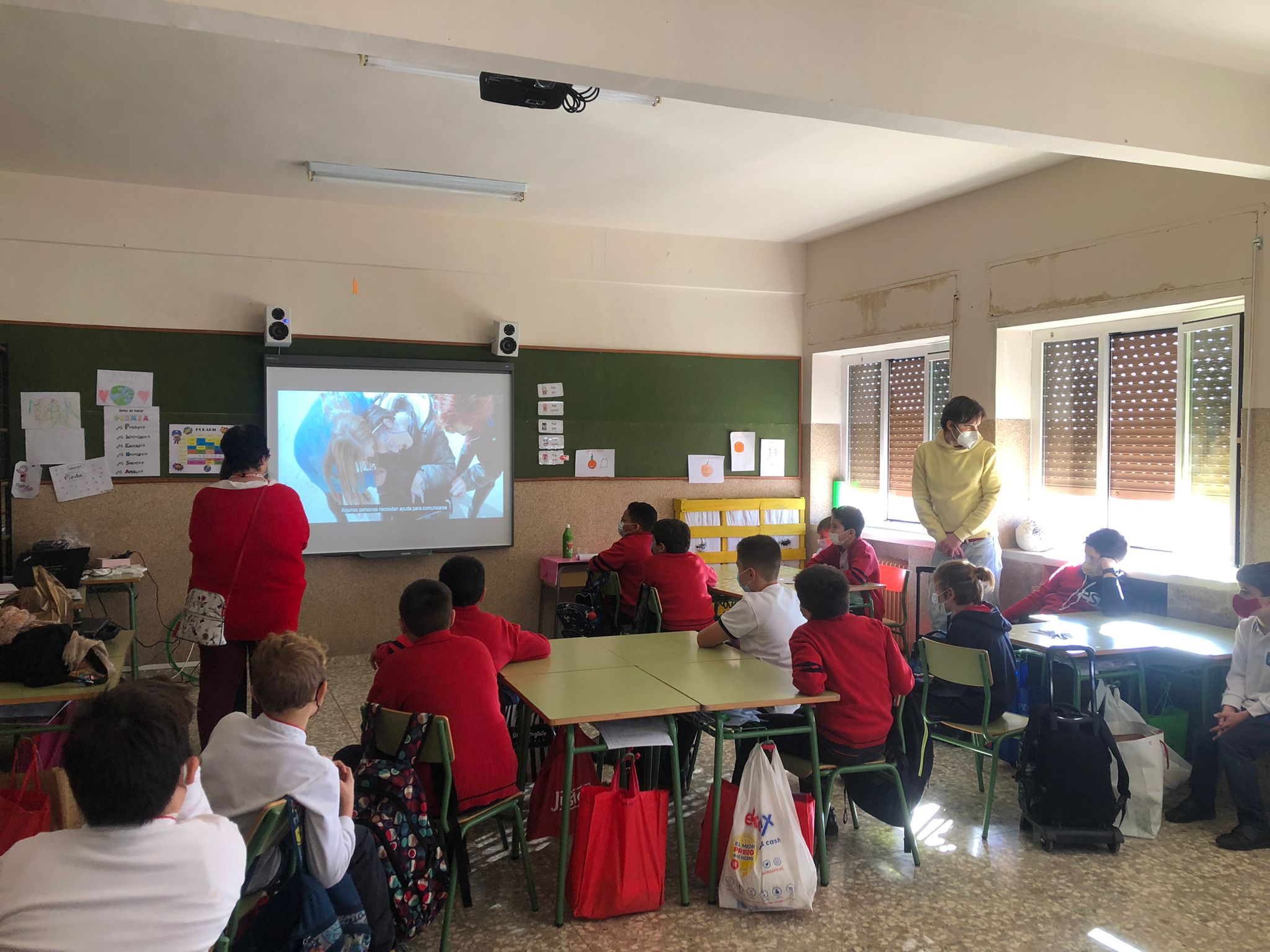Usuarios del Frida Kahlo visitan el Colegio Nuestra Señora de la Trinidad para fomentar la integración