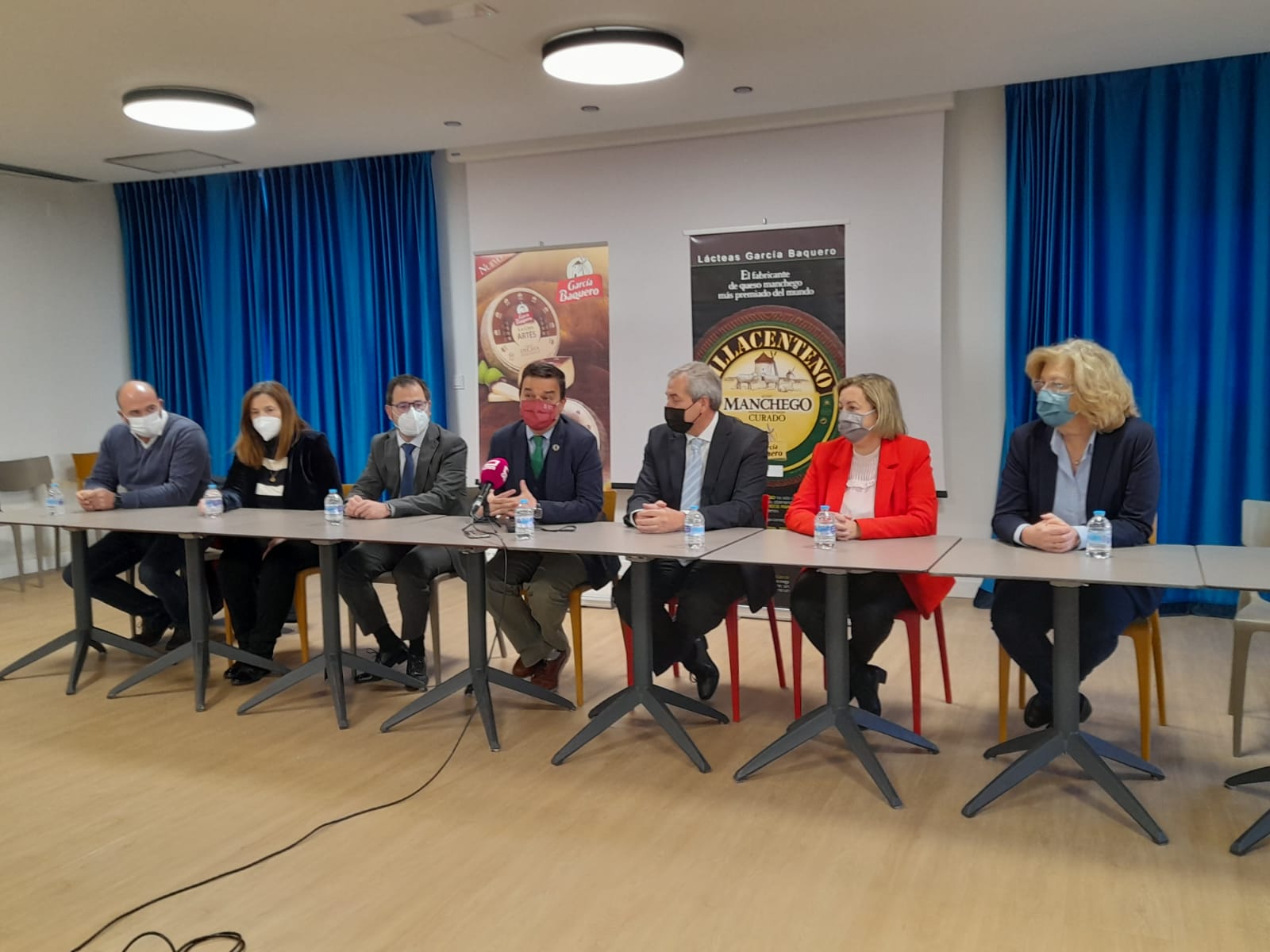 El teniente de alcalde Gonzalo Redondo acompaña al consejero de Agricultura, Francisco Martínez Arroyo, en su visita a Alcázar