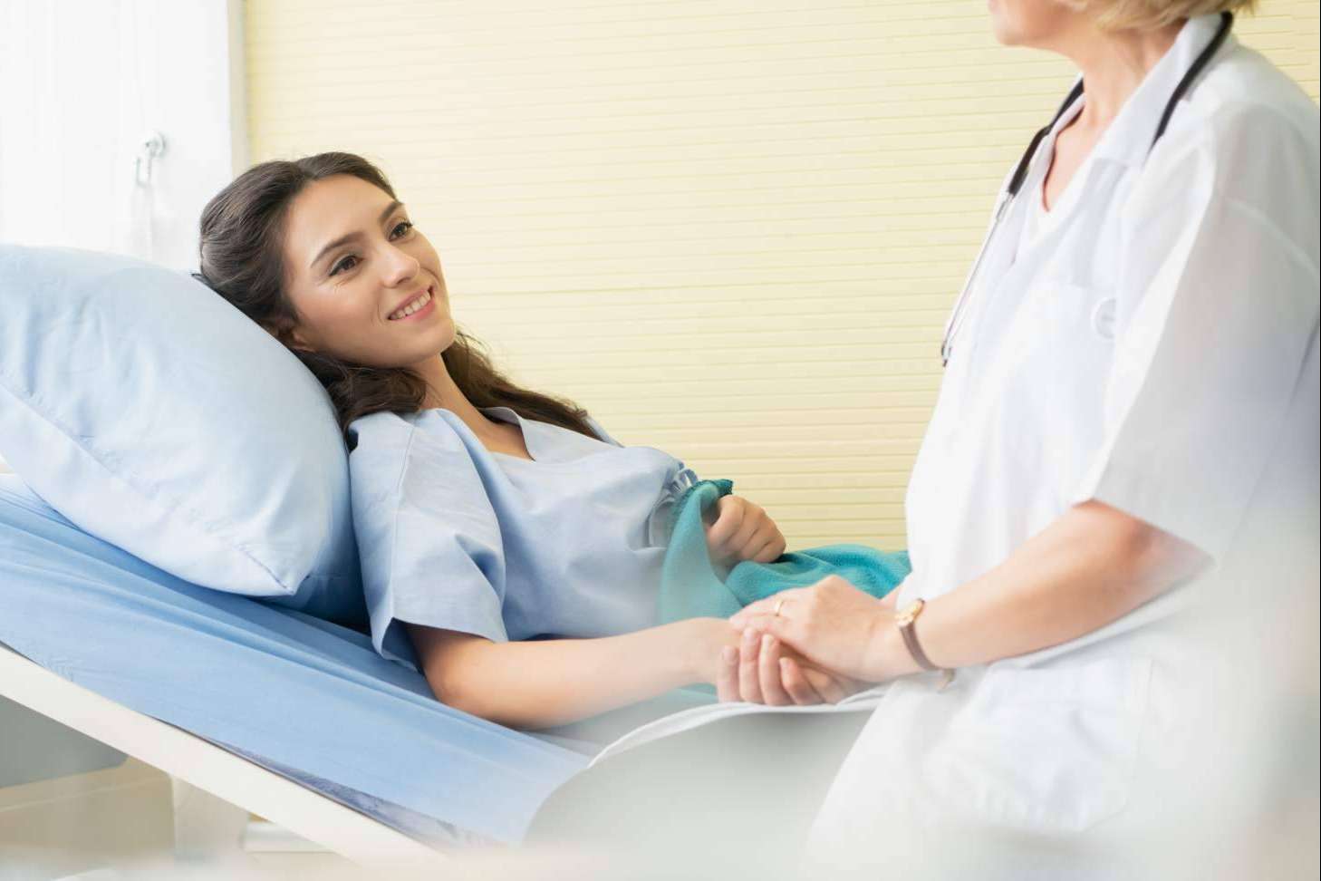 Maldita Hernia y sus camisones hospitalarios