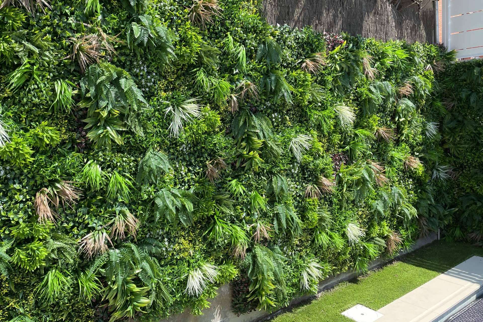Los jardines verticales artificiales de Ingrass llenan de frescura los espacios