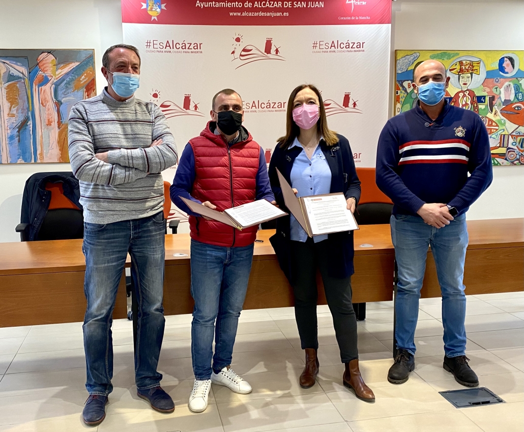 Ayuntamiento de Alcázar y Sociedad de Cazadores La Deportiva renuevan el convenio para el control de la población de conejos y palomas