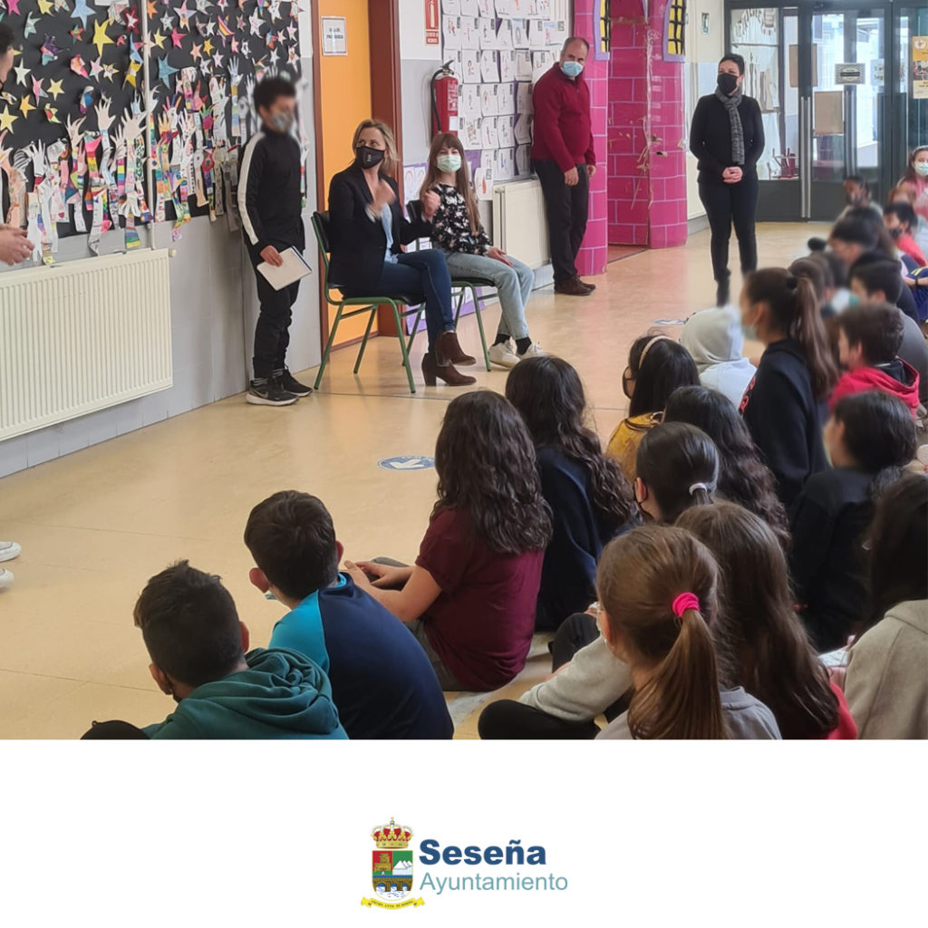 El pasado jueves, los alumnos de quinto de primaria del CEIP EL QUIÑON, recibieron la visita de nuestra alcaldesa, Silvia Fernandez.