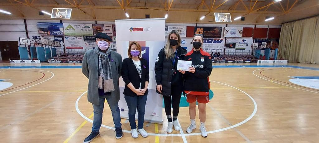 La concejalía de Igualdad reconoce al Grupo-76-Alkasar su labor en la promoción del deporte femenino