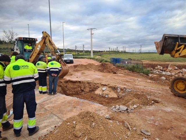 Aguas de Alcázar reparó esta madrugada una rotura importante en la tubería general de abastecimiento