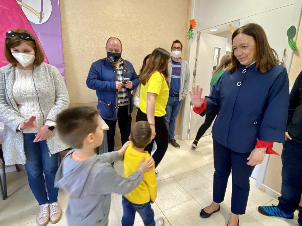 Rosa Melchor conoce el proyecto de EFA El Gamonal trabajando la inclusión con alumnos de Educación Infantil de colegios de la comarca