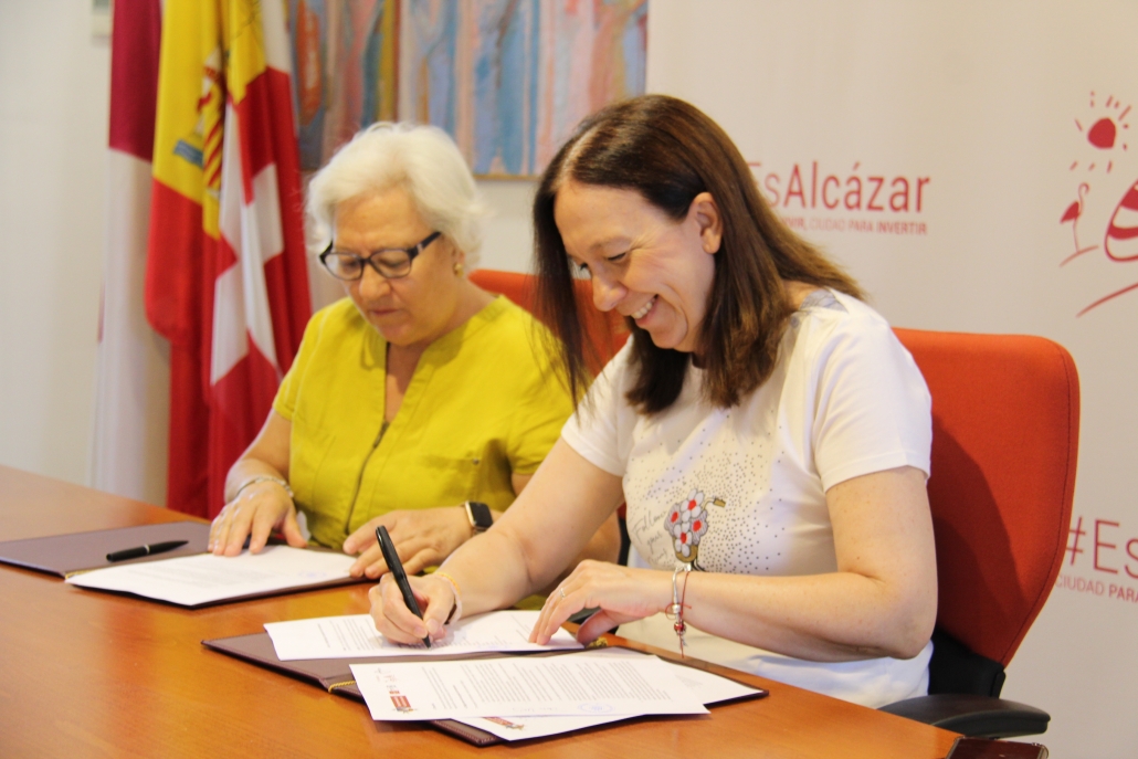 El Ayuntamiento de Alcázar de San Juan renueva el convenio de colaboración con AFADIS para el transporte adaptado de los usuarios del Frida Khalo y Centro de Mayores