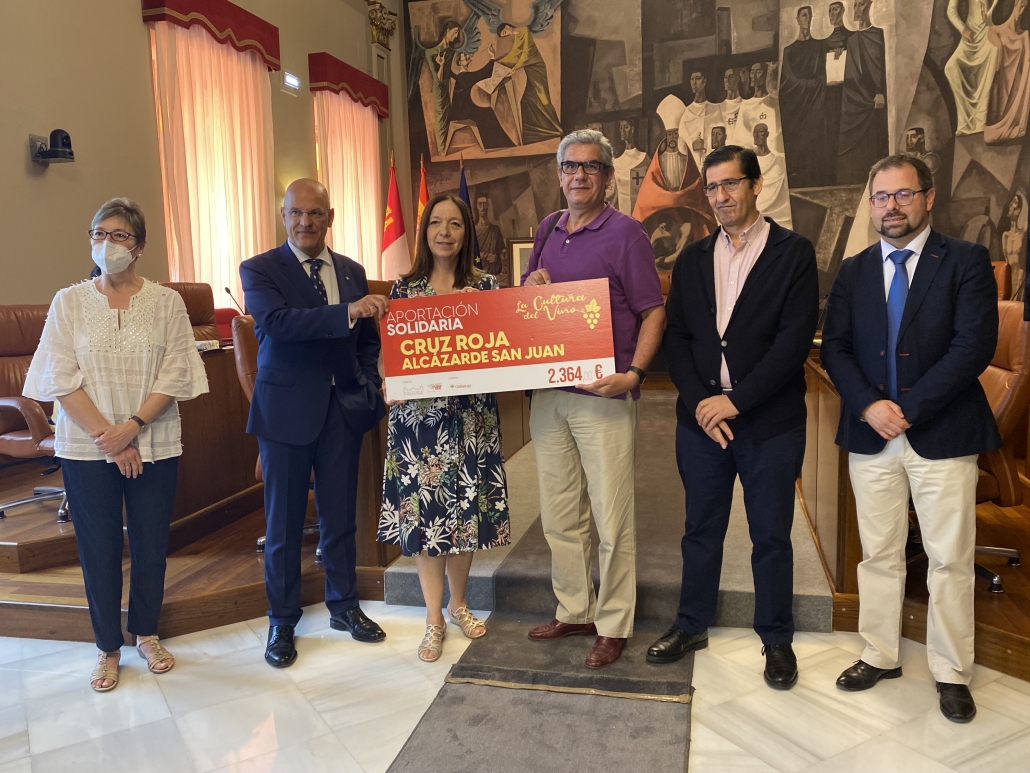 La Diputación de Ciudad Real entrega a Cruz Roja Alcázar 3.264 euros recaudados en la programación de  “La Cultura del Vino”