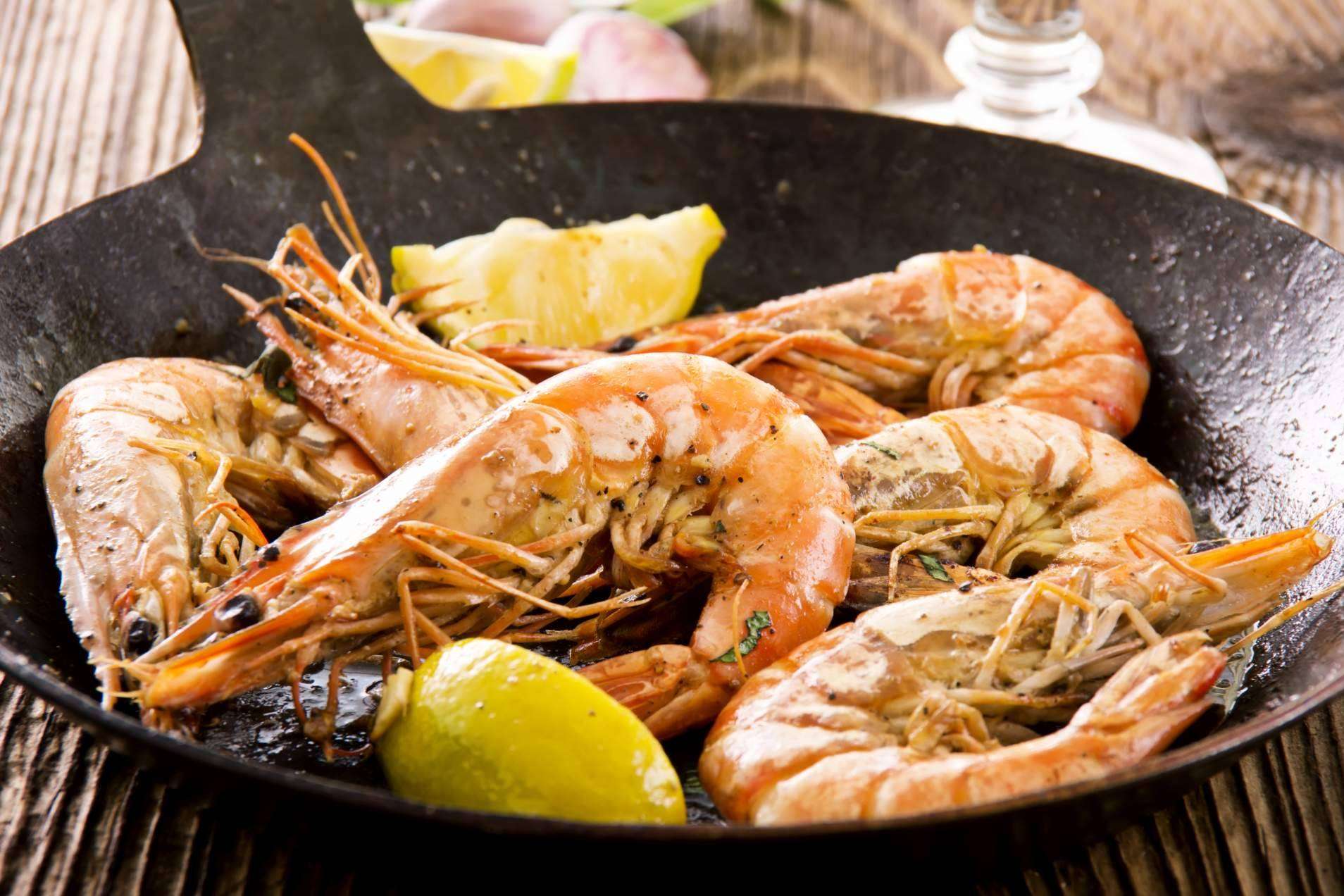 Gambas a la plancha y bacalao al pil pil en el restaurante Casa Ricardo de Madrid