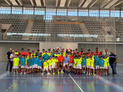 El jugador internacional, Chino, visita el campus de futbol sala de Alcázar