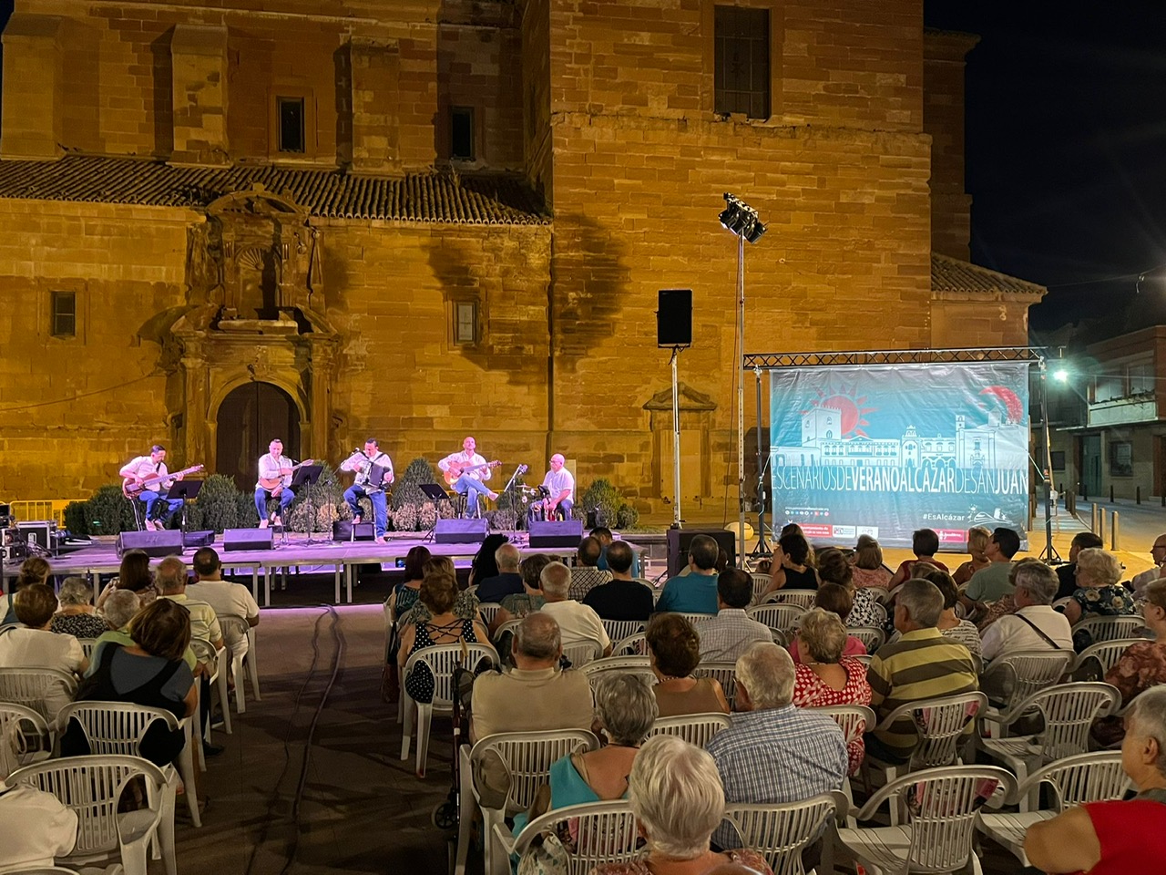 Miguel Afonso adorna los escenarios de verano con música canaria, en la Plaza de Santa Quiteria