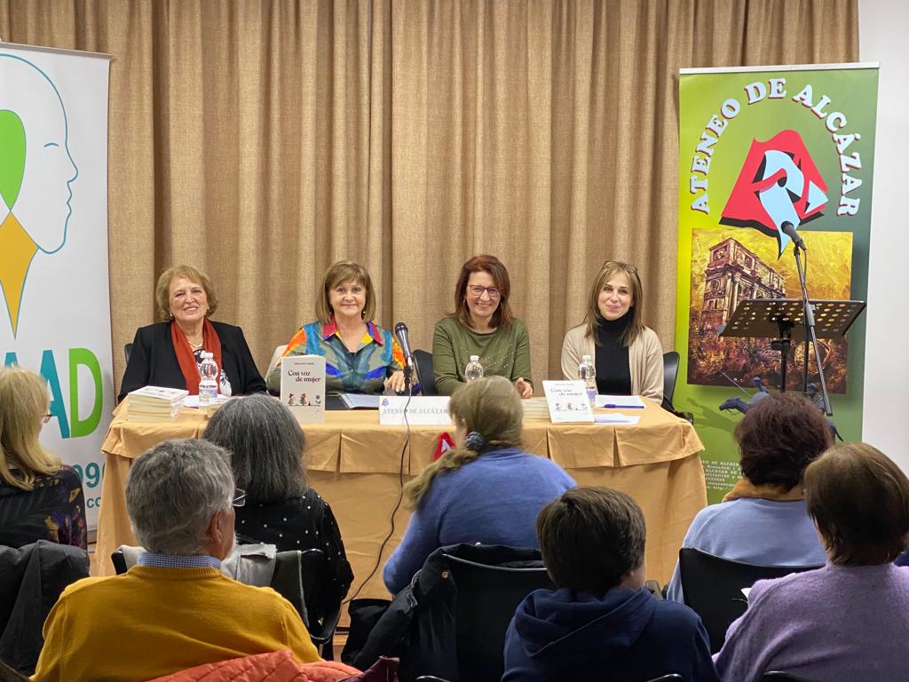 Isabel del Rey Reguillo presenta el libro “Con voz de mujer” en la Sede del Ateneo