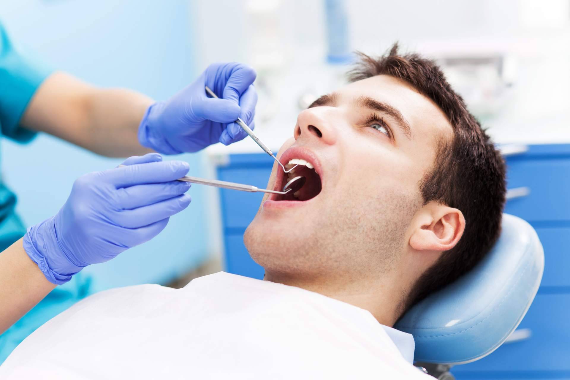 Clínica Dental Agudo Rosa explica si se puede llevar ortodoncia con implantes