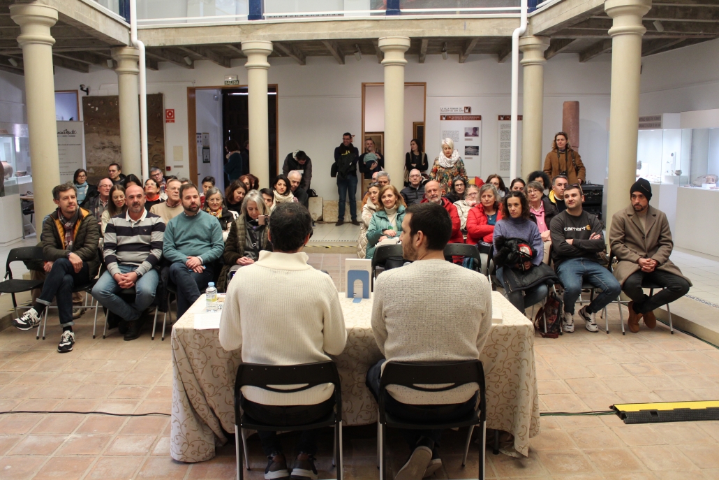 El Ayuntamiento de Alcázar de San Juan apoya la labor de memoria histórica de Alejandro Torrús en la presentación de su libro ‘La gran evasión española’