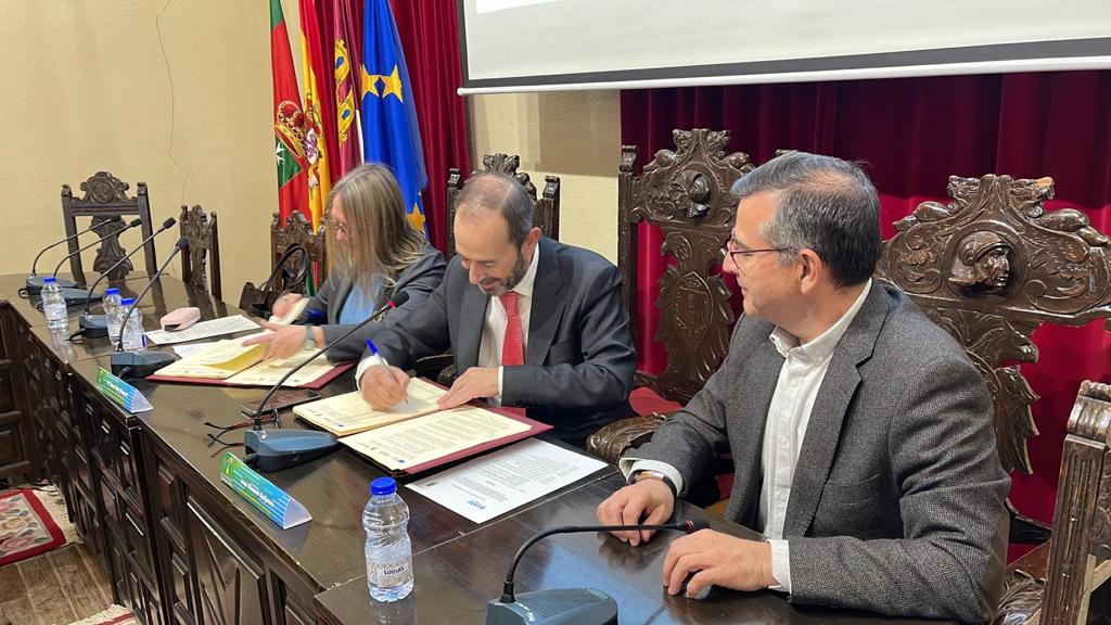 El Ayuntamiento de Consuegra firma convenio con ACUAES para la explotación de la Depuradora