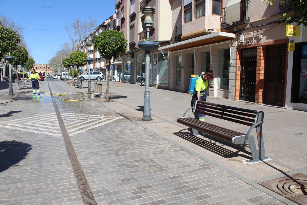El Ayuntamiento de Alcázar de San Juan refuerza los servicios de limpieza en la zona centro
