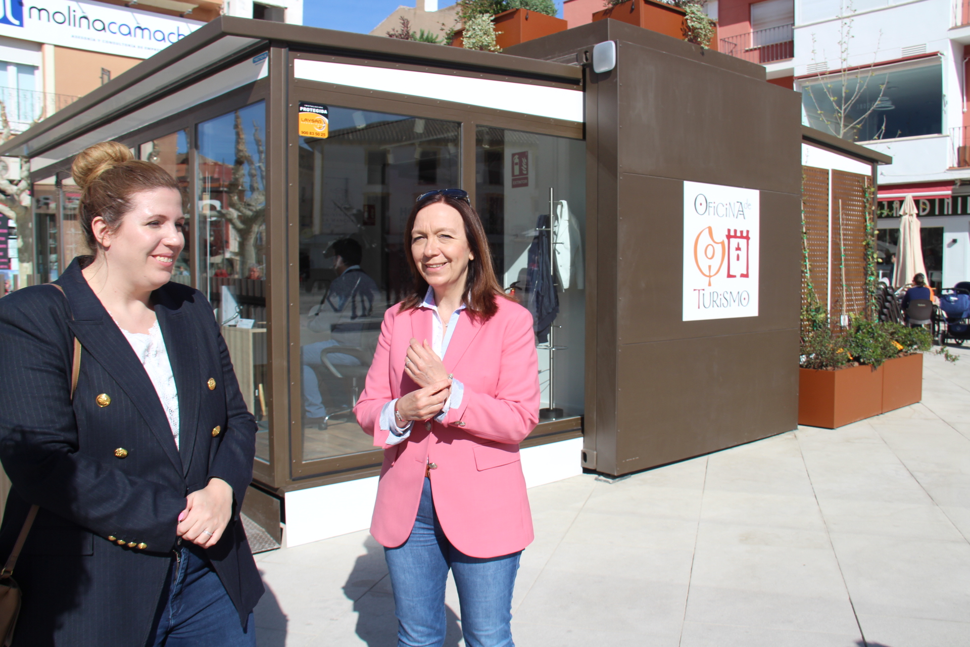 La alcaldesa inaugura oficialmente la nueva Oficina de Turismo