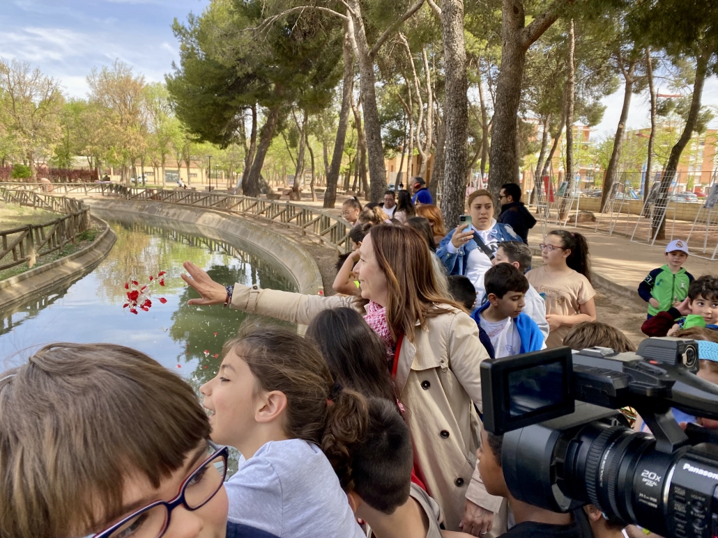 Alcázar de San Juan celebra el Día Internacional del Pueblo Gitano con un acto sencillo y emotivo en el Parque Alces