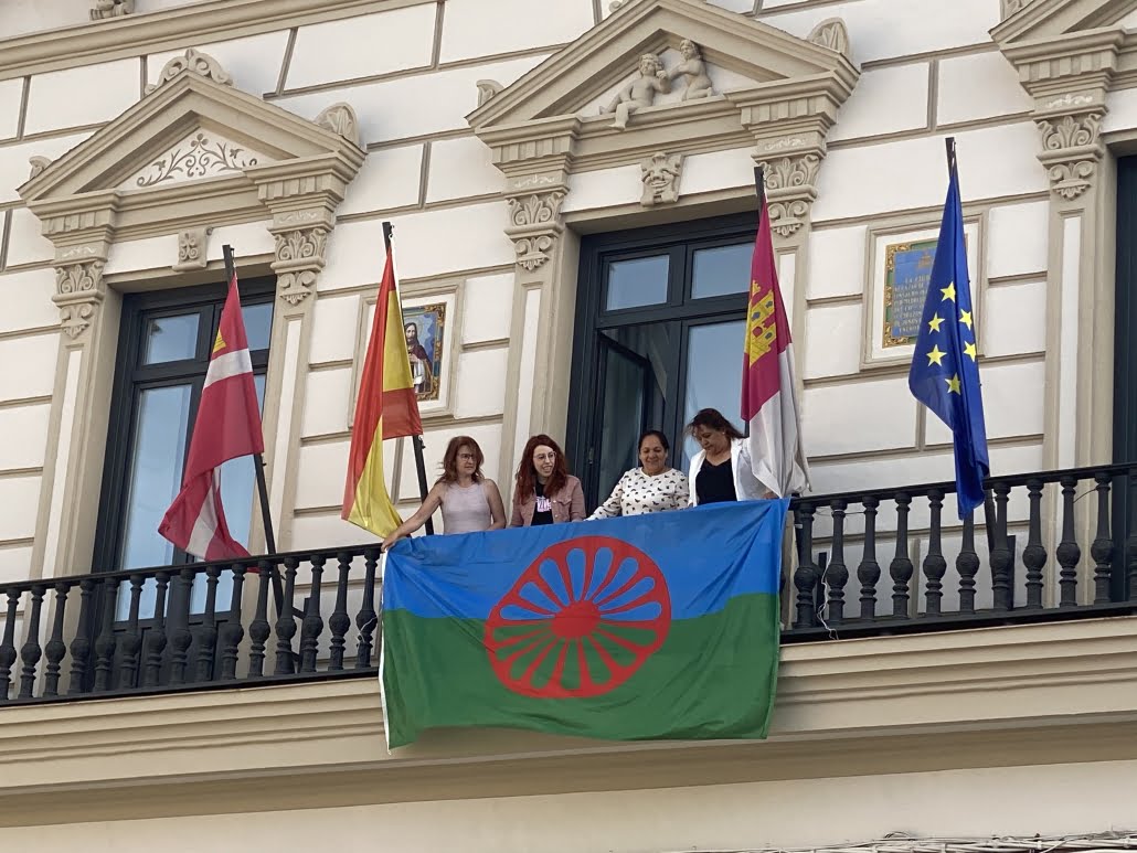 Alcázar de San Juan conmemora el Día Internacional del Pueblo Gitano con la colocación de su bandera en el balcón del Ayuntamiento