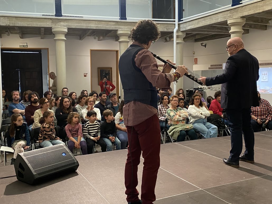 Aldo Méndez llena el Museo Municipal con su espectáculo de improvisación “Donde nacía la lluvia”