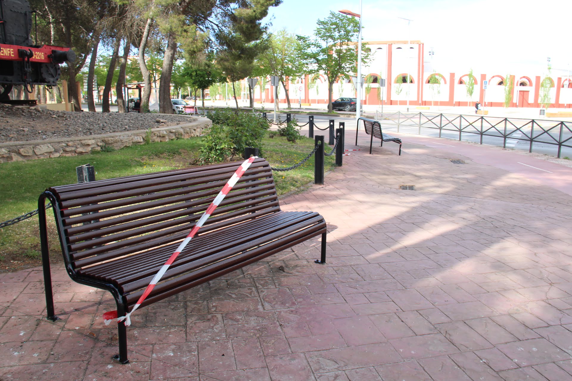 El Ayuntamiento de Alcázar de San Juan condena las pintadas vandálicas de los bancos LGTBI+