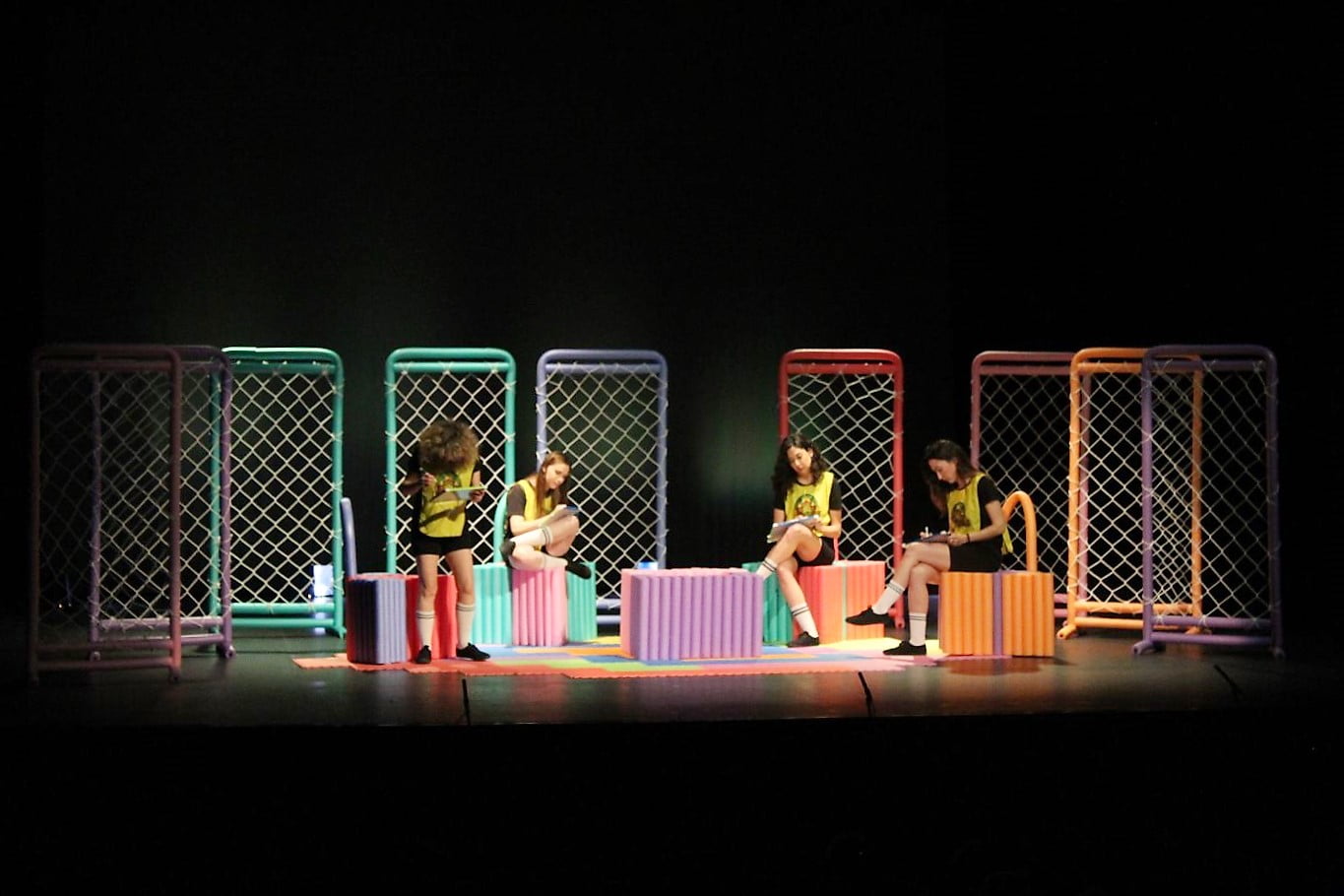 El Teatro Emilio Gavira acogió la representación de la comedia “Las alcaldas”, de la alcazareña María Gómez-Comino