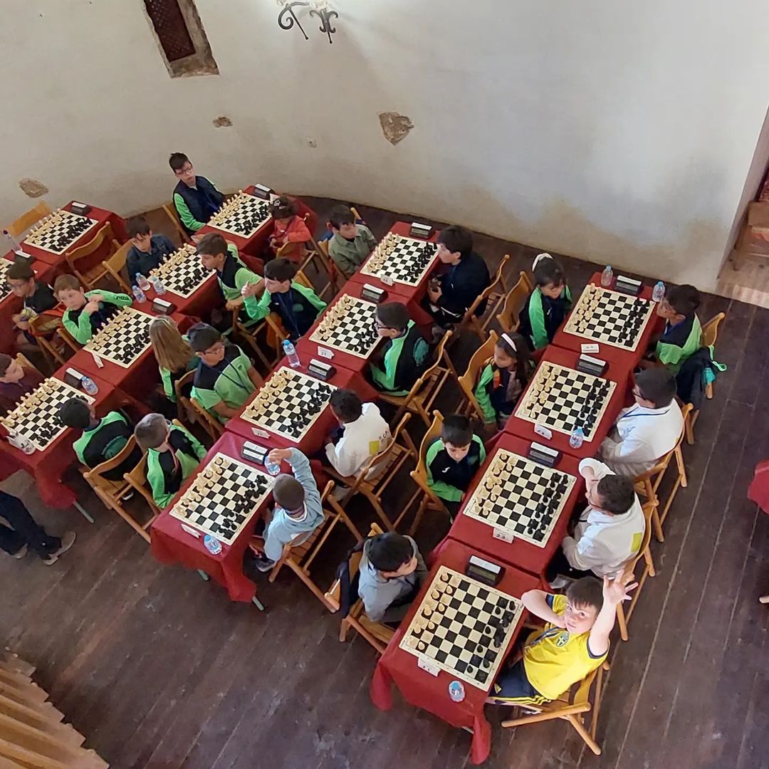 El escenario único del Castillo de Consuegra mide las fuerzas de 70 ajedrecistas