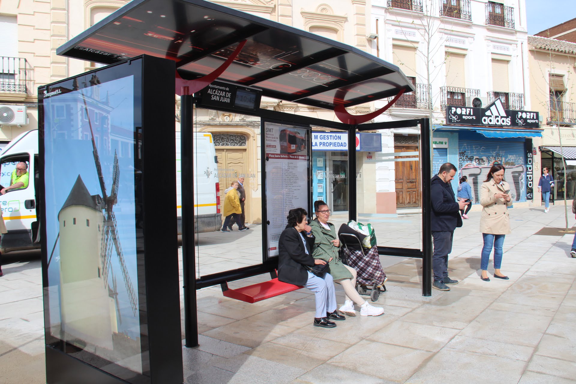 El transporte urbano de Alcázar se moderniza con las nuevas marquesinas inteligentes y la app ‘Bus Alcázar’