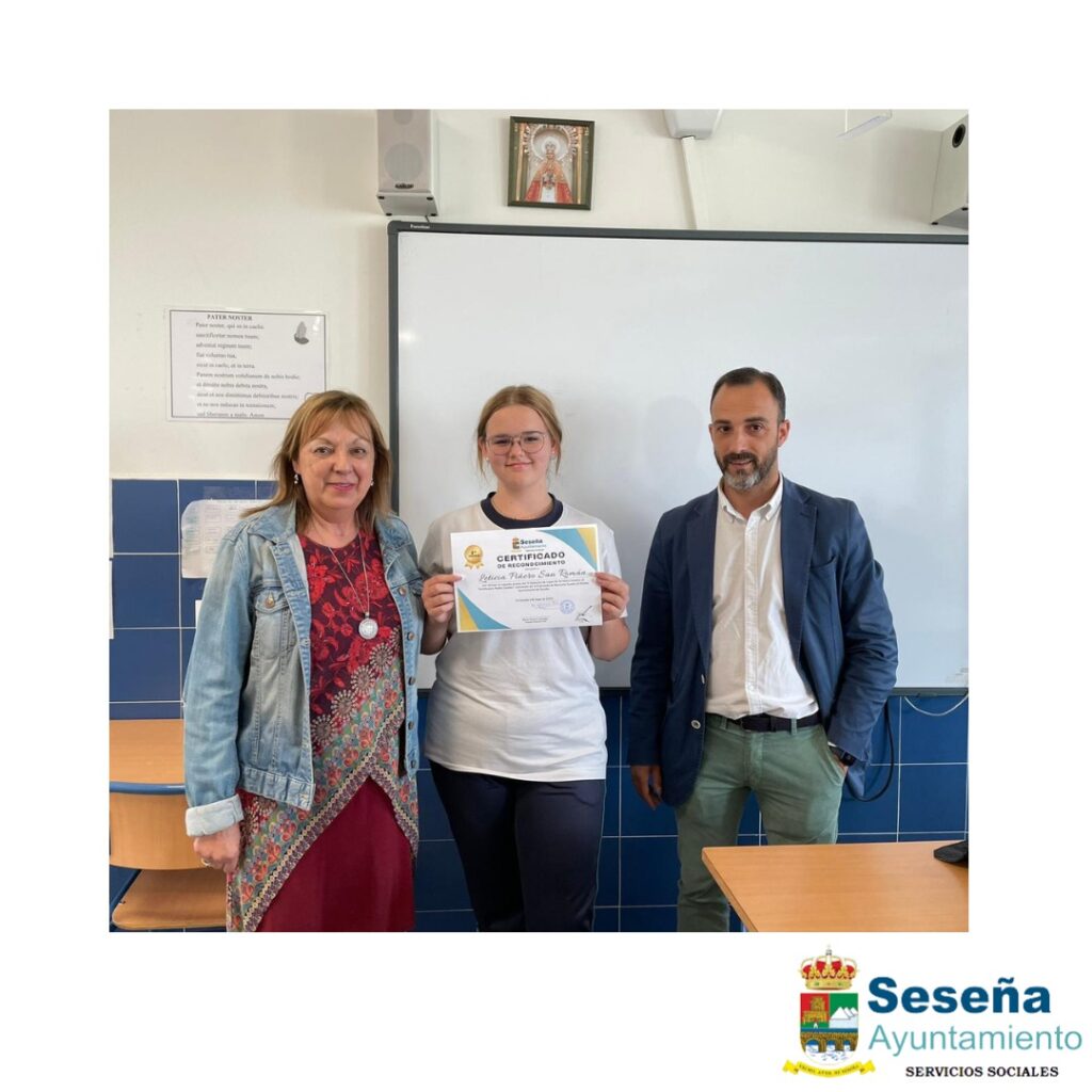 Entrega de los diplomas de reconocimiento a las ganadoras del II Concurso de Logos para las redes sociales de los Servicios Sociales
