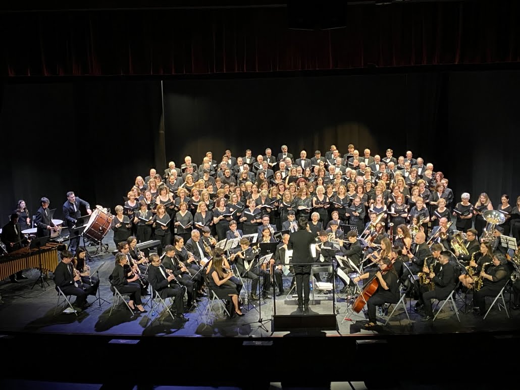 Gran debut del Orfeón Manchego en el Teatro Emilio Gavira