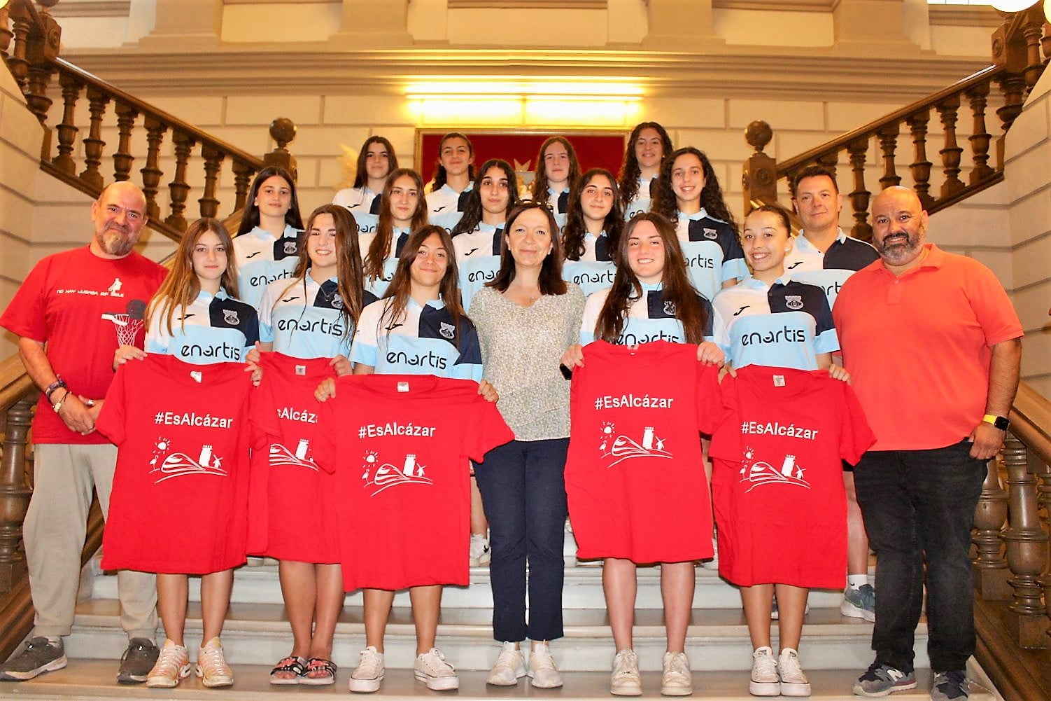 Rosa Melchor recibe a las jugadoras del Grupo 76-Alkasar antes de jugar el Campeonato de España Cadete Femenino de Clubes