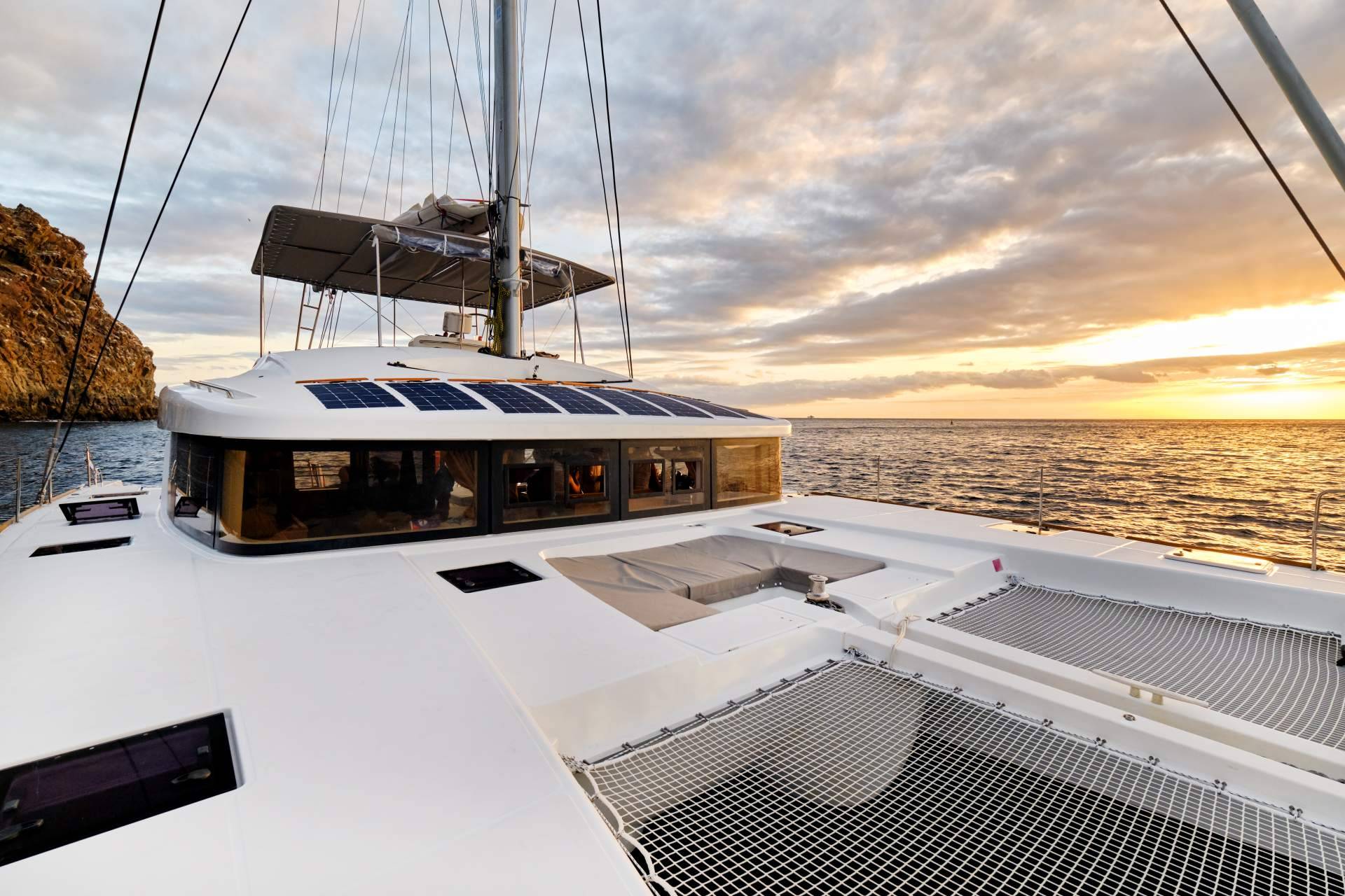 Un hotel dentro del mar, la experiencia de alquilar un catamarán en Barcelona con Sondevela