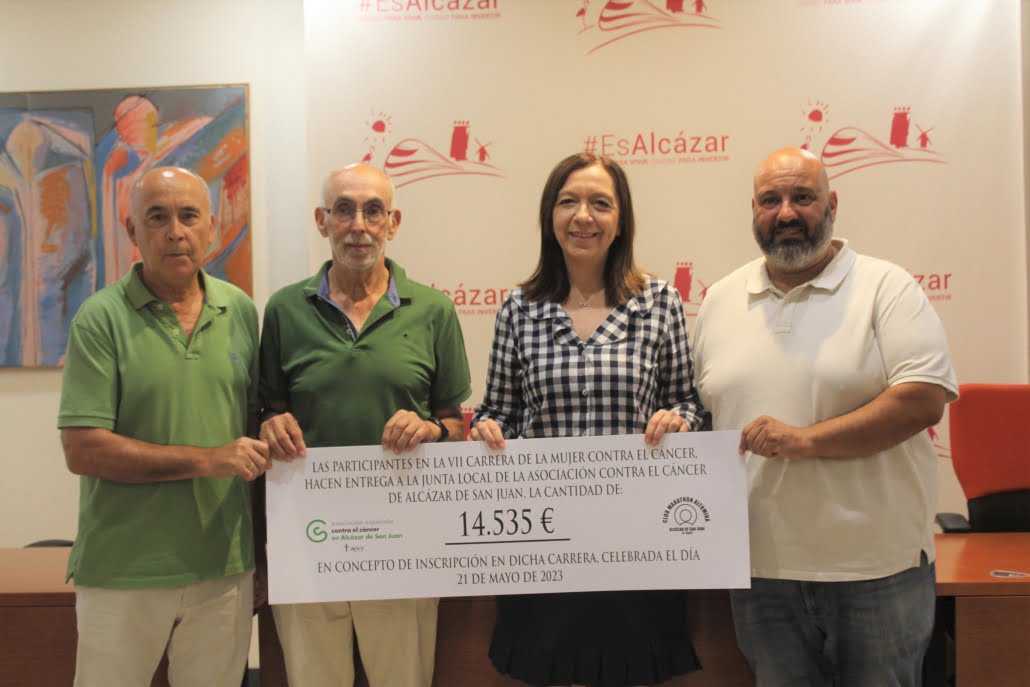 La alcaldesa entrega a la AECC los 14.535 euros recaudados en la VII Carrera de la Mujer para la lucha contra el cáncer