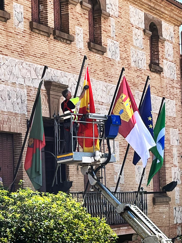 Renovación de Banderas en Colegio, Corredores y Castillo de Consuegra