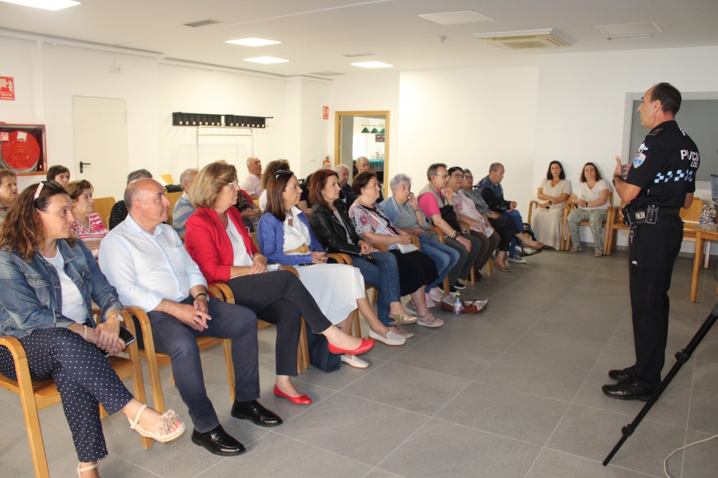 Charla sobre Educación Vial en el Centro de Mayores con motivo de la Semana de los Mayores