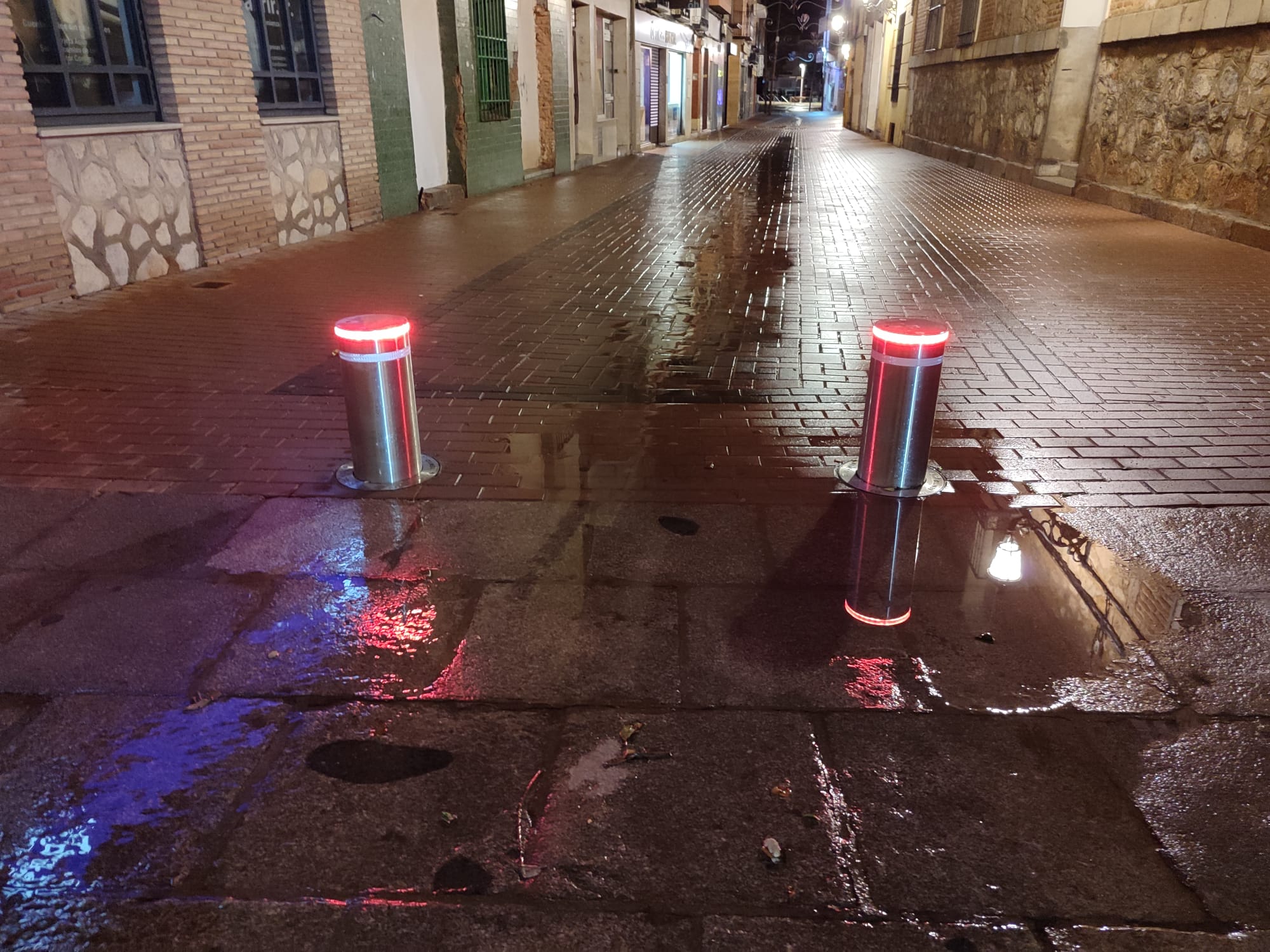 Instalación de bolardos luminosos en los accesos a Plaza España