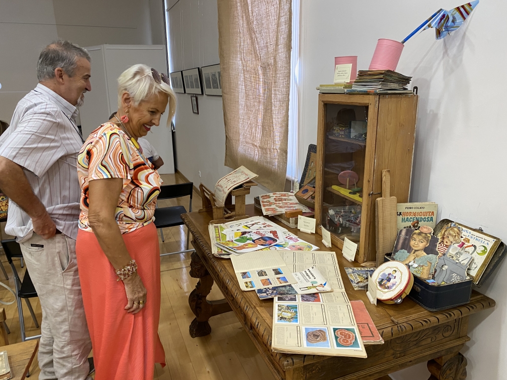 La exposición “La vieja escuela ferroviaria” convierte la sala Luisa Alberca Lorente en un aula educativa de los años 20 y 50