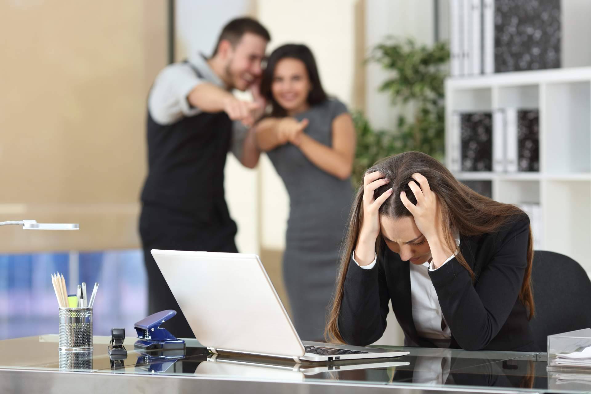 ¿Cómo denunciar el acoso laboral entre compañeros?