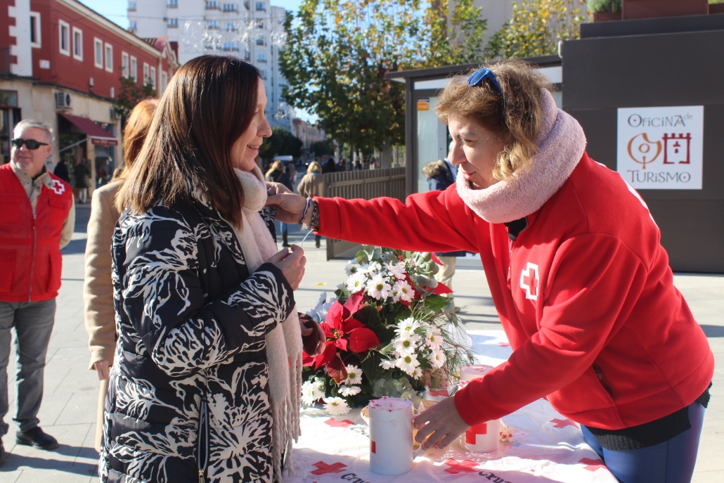 Cruz Roja celebra el Día de la Banderita llenando la ciudad de huchas blancas