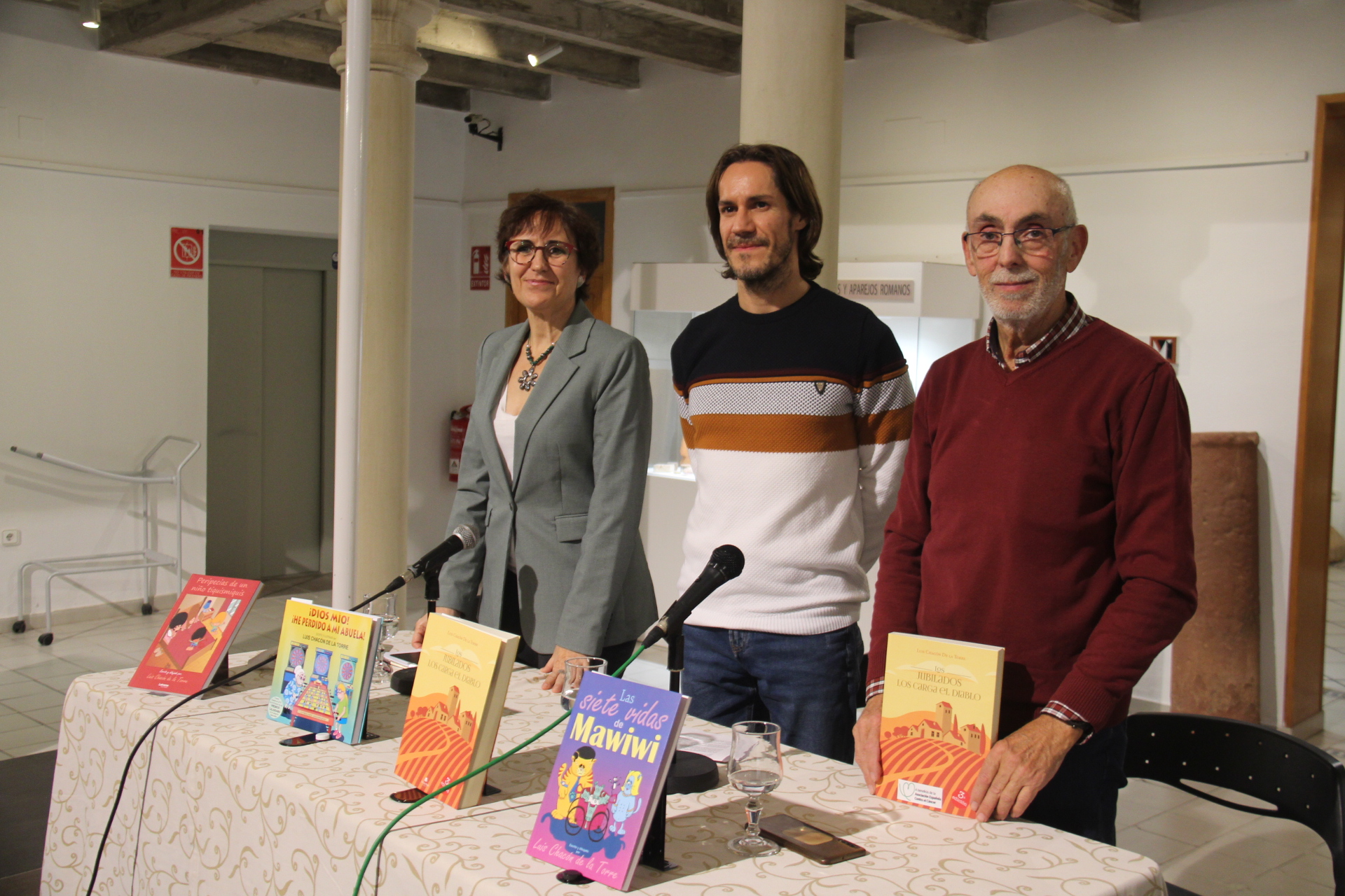 Presentación de los últimos libros de Luis Chacón, cuyos beneficios se destinarán a la AECC Alcázar de San Juan
