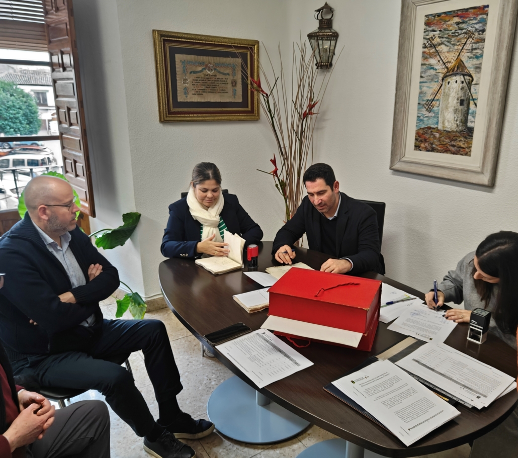 El Ayuntamiento de Consuegra recibe la donación de una colección de documentos sobre el Priorato de San Juan