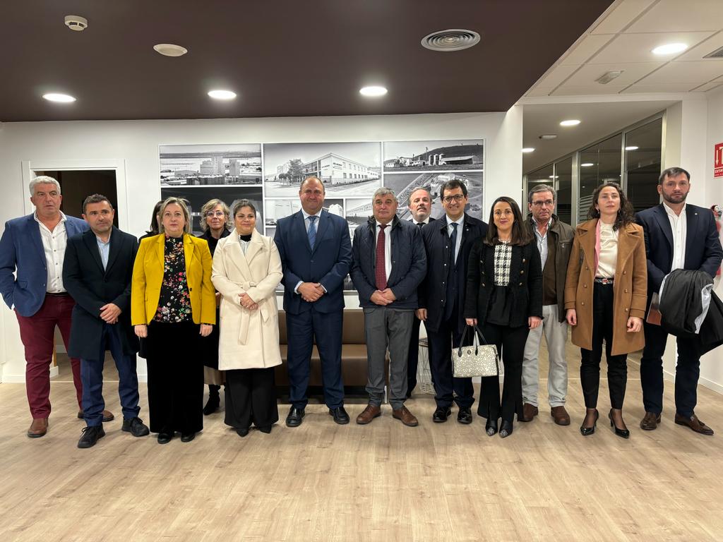 El Consejero de Agricultura visita las instalaciones de AVICÓN con motivo de la festividad de San Antón en Consuegra