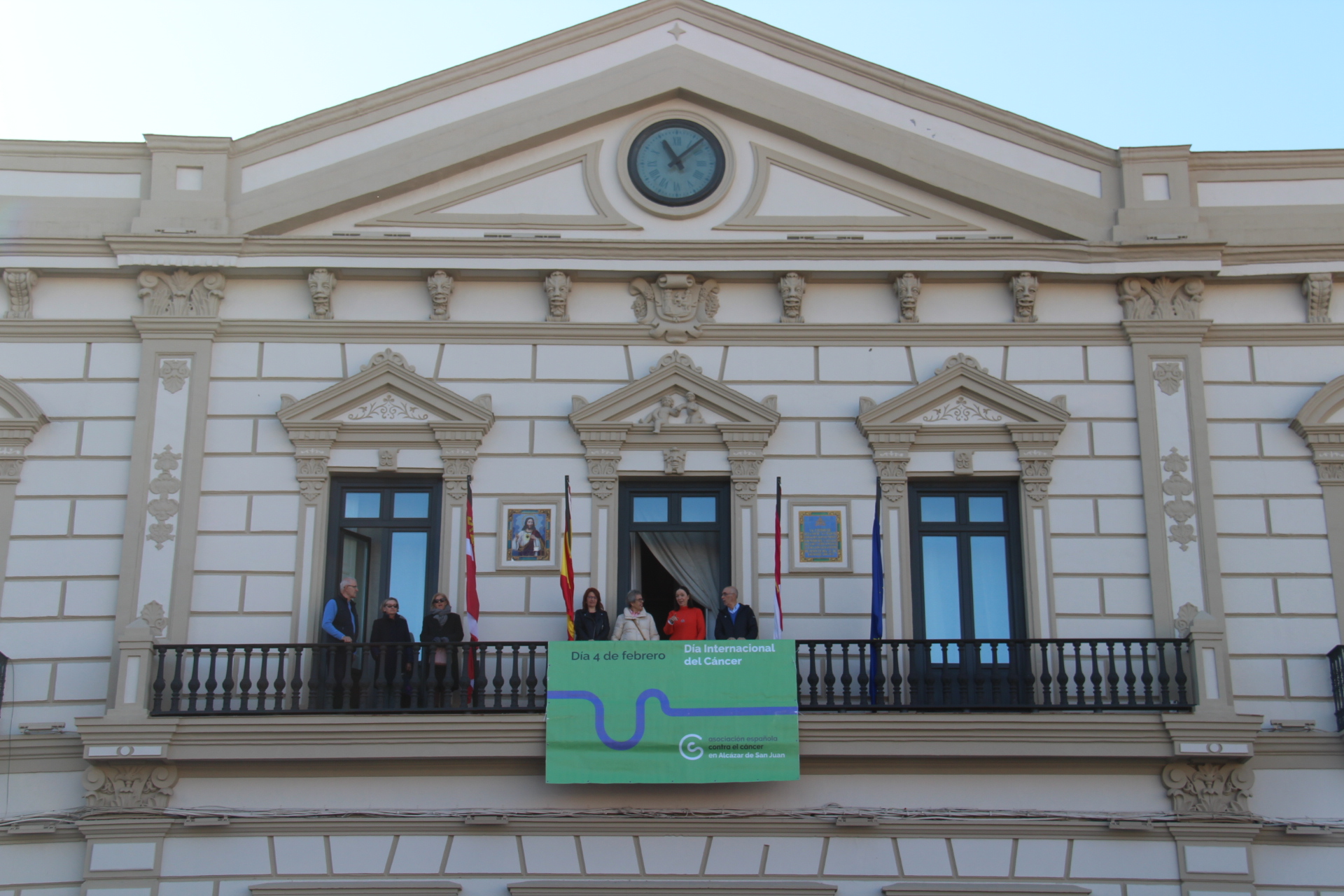 La AECC cuelga una pancarta en el Ayuntamiento de Alcázar de San Juan para conmemorar y dar visibilidad al Día Mundial Contra el Cáncer