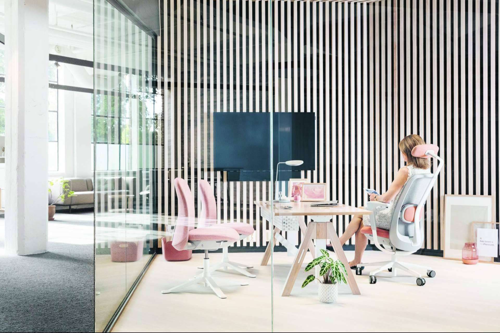Las sillas ergonómicas ajustables de Mobiliar ofrecen comodidad y apoyo durante la jornada laboral