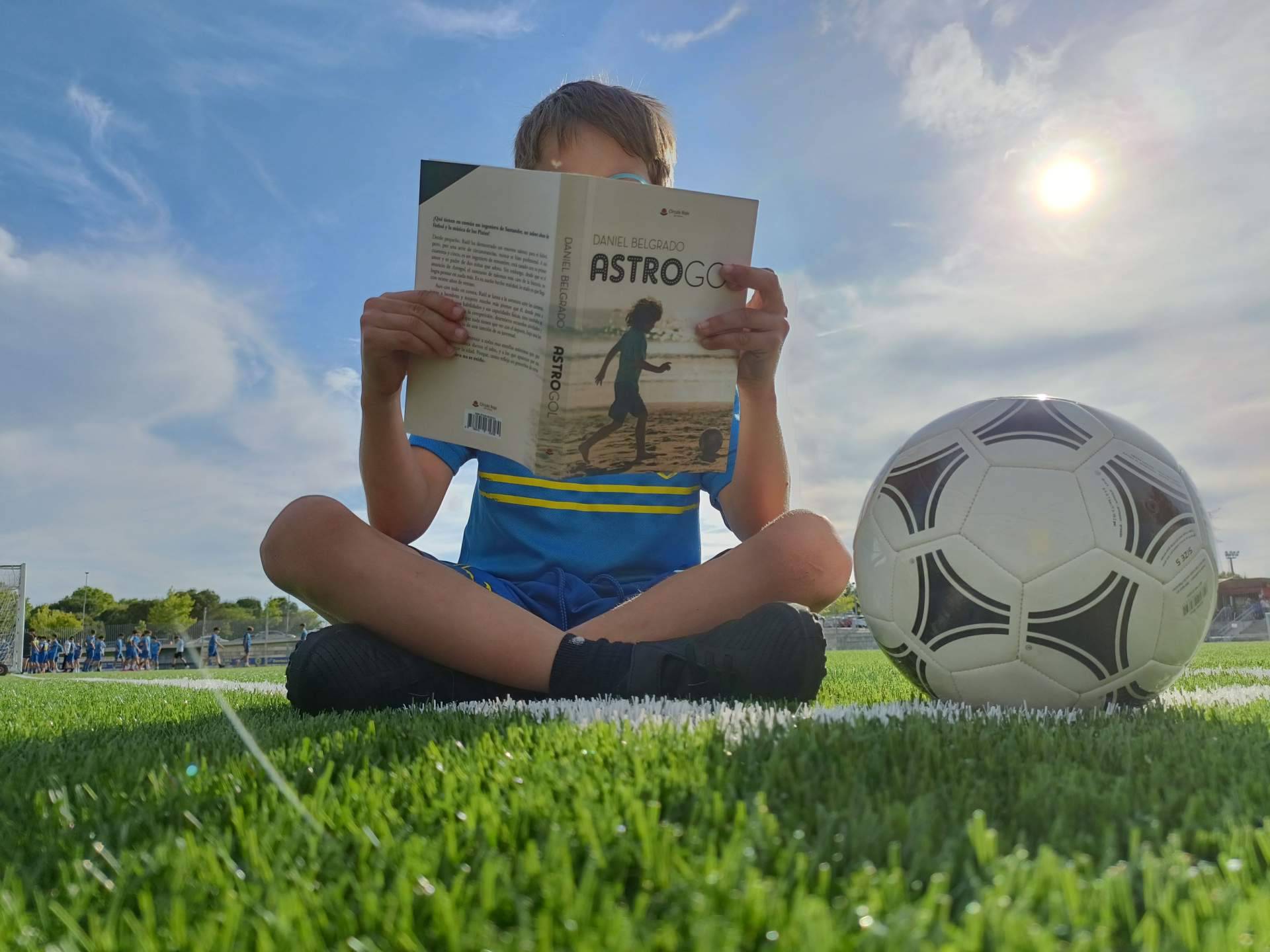 Daniel Belgrado publica ‘Astrogol’, una historia original con un toque de humor refinado.